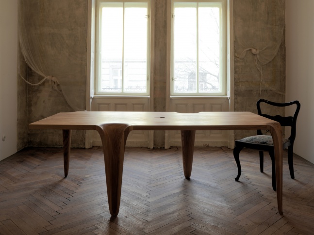 Nakročený stůl V prostoru