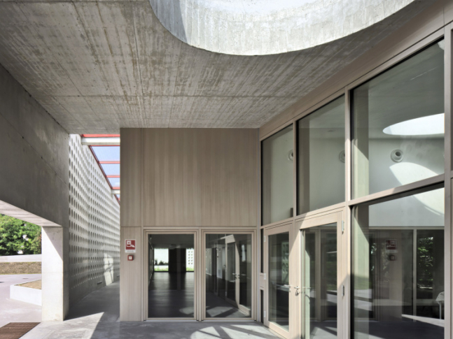 Betonová podlaha Nuvolato / Skyconcrete - exteriér Betonová podlaha Nuvolato/Architop je vysoce dekorativní podlahou, dodává BOCA Group Praha.