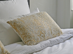 LOOOOX polštář bílý pletený zlaté skvrny