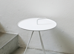 LOOOOX stolek trojnožka s kličkou bílý